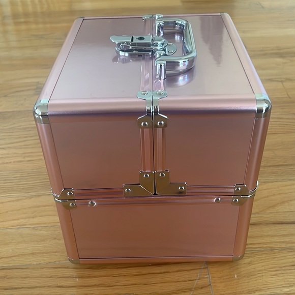Pink storage box. - Picture 5 of 8